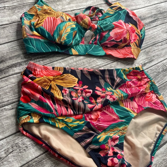 Beautiful 2 piece padded bathing suit - Picture 2 of 3